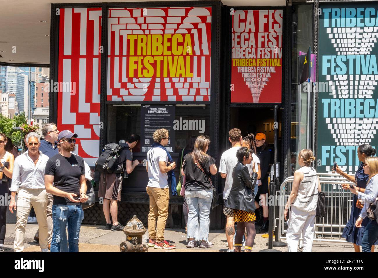 Les passionnés se font la queue pour le Tribeca film Festival dans le quartier Flatiron de New York, USA 2023 Banque D'Images