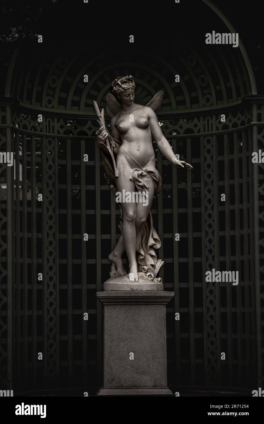 Une ancienne statue en marbre grec représentant une figure féminine avec des ailes Banque D'Images