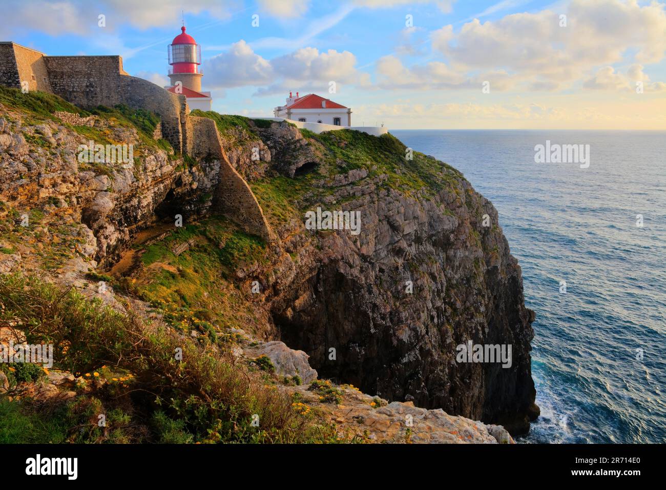 Un phare pittoresque de Cabo de Sao Vicente perché au sommet d'une falaise rocheuse surplombant l'océan pendant le coucher du soleil Banque D'Images