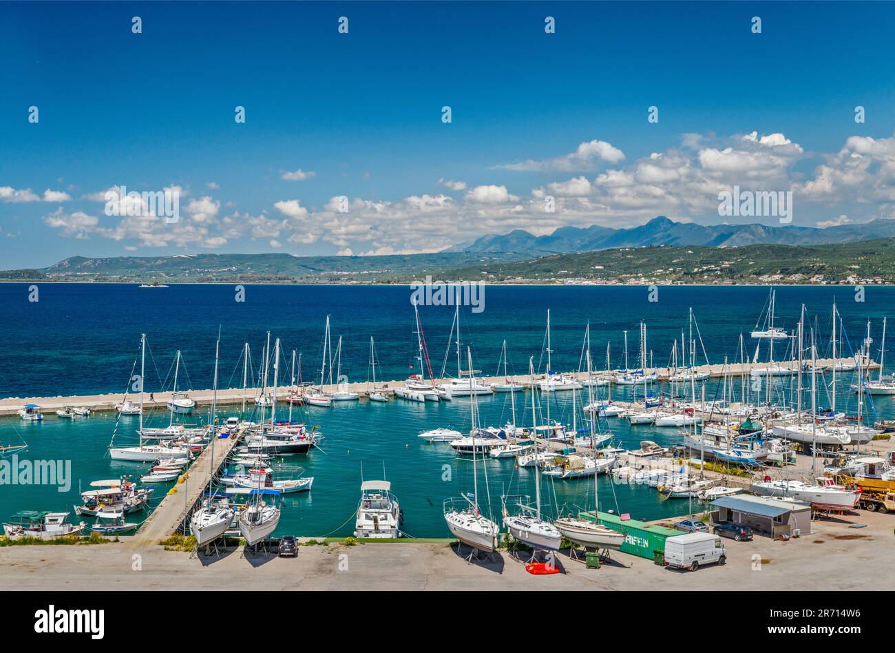 Bateaux à la marina, baie de Navarino à Pylos, péninsule du Péloponnèse, région du Péloponnèse, Grèce Banque D'Images