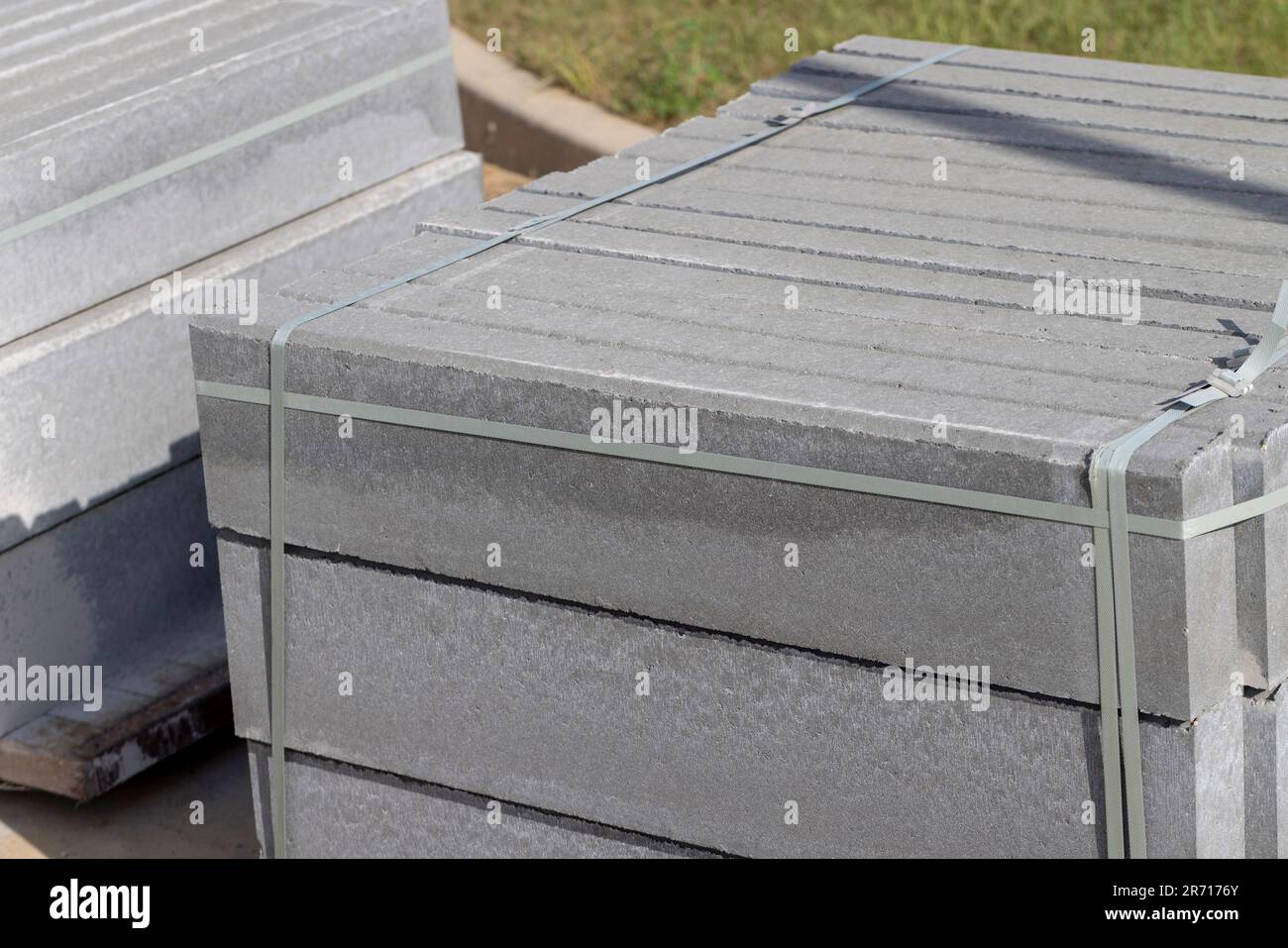 Carreaux de béton et bordures en béton, matériaux de construction pour la construction d'une nouvelle route Banque D'Images