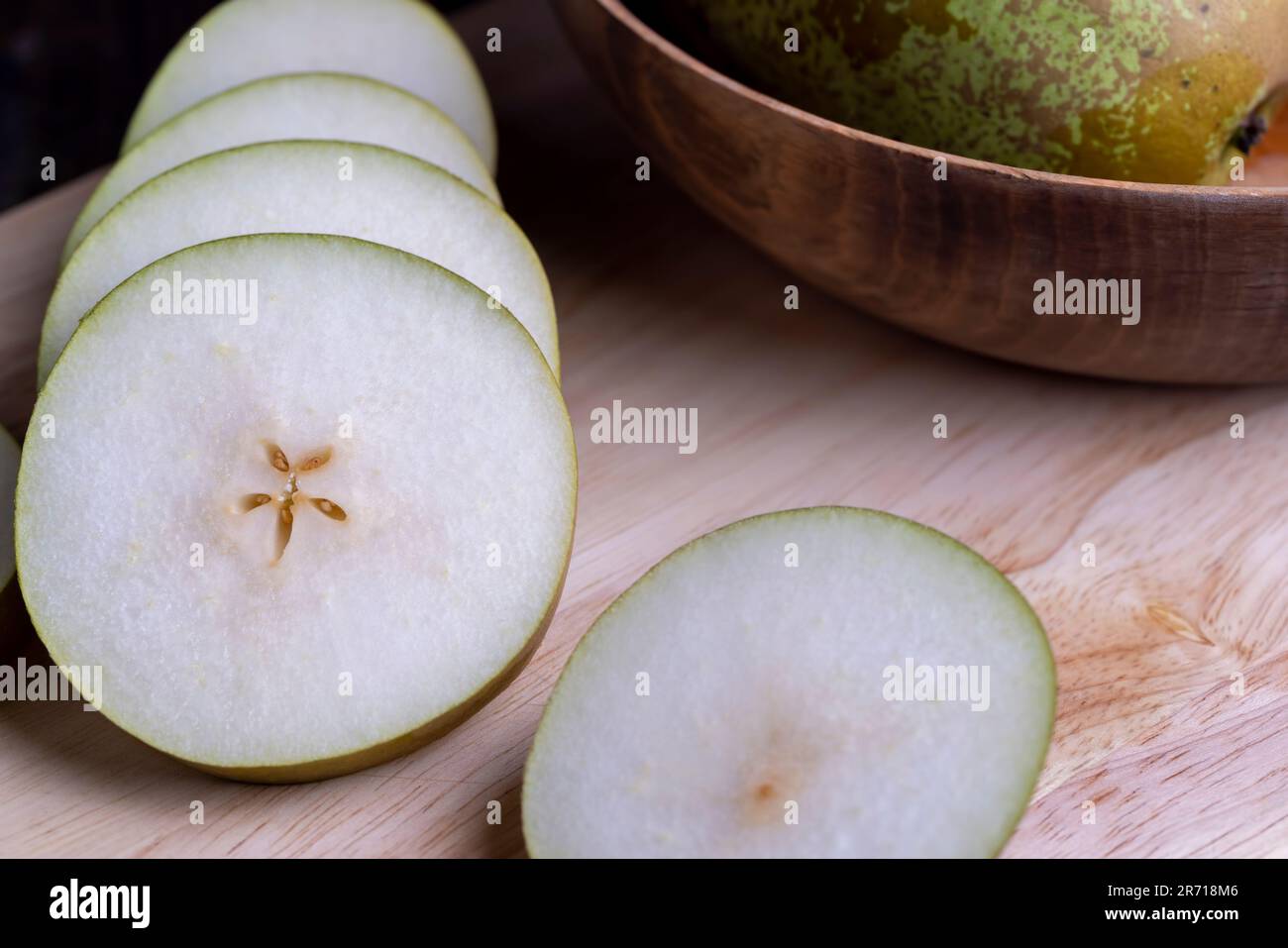Poire en tranches sur la table, poire mûre coupée en tranches Banque D'Images