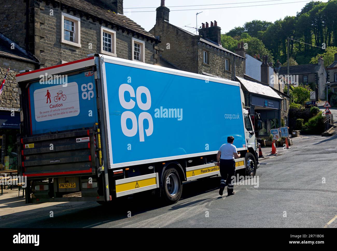 Une fourgonnette de livraison Coop se pressant dans la baie de chargement du magasin Coop, à Settle, dans le North Yorkshire, en Angleterre Banque D'Images