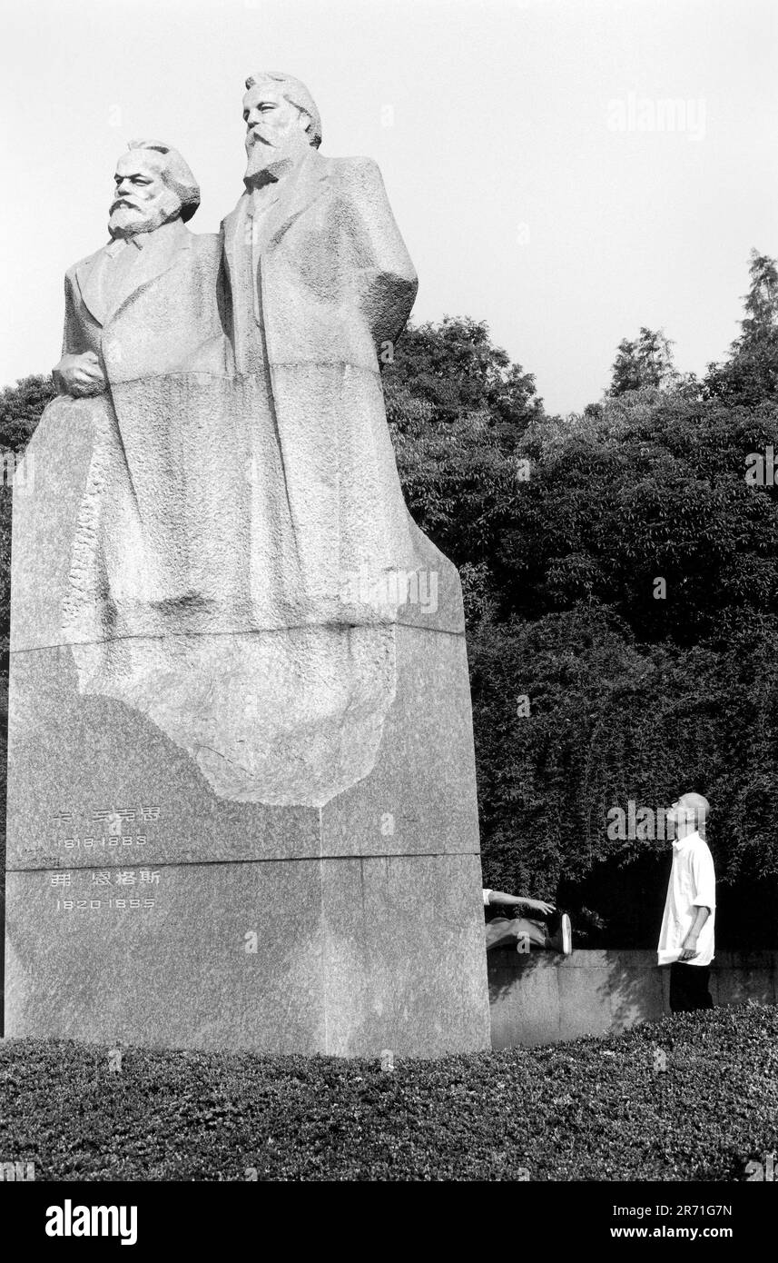 Shanghai Chine 2000. Marx et Engels dominent un coin de Fuxing Park. Érigé en 1985 à la conception de Zhang Yong Hao, cette œuvre populaire peut être vue dans de nombreuses villes chinoises. Alors que les célèbres sculptures sur le Bund, comme l'Ange de la victoire, ont été détruites par les Japonais pendant l'occupation, la sculpture dans le Parc de Fuxing, dans la concession française, a survécu plus ou moins intacte jusqu'à la Révolution culturelle. 1985 marque le début du retour de la sculpture à Shanghai. 2000s HOMER SYKES Banque D'Images Shanghai Chine 2000. Marx et Engels dominent un coin de Fuxing Park. Érigé en 1985 à la conception de Zhang Yong Hao, cette œuvre populaire peut être vue dans de nombreuses villes chinoises. Alors que les célèbres sculptures sur le Bund, comme l'Ange de la victoire, ont été détruites par les Japonais pendant l'occupation, la sculpture dans le Parc de Fuxing, dans la concession française, a survécu plus ou moins intacte jusqu'à la Révolution culturelle. 1985 marque le début du retour de la sculpture à Shanghai. 2000s HOMER SYKES Banque D'Images