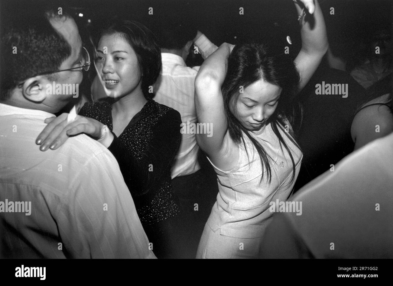 Shanghai Chine 2000. The Real Love Disco accueille principalement des «jeunes choses brillantes» chinoises. La piste de danse est bondée jusqu'à 2h la plupart des jours de la semaine. Boîte de nuit chinoise. HOMER SYKES des années 2000 Banque D'Images
