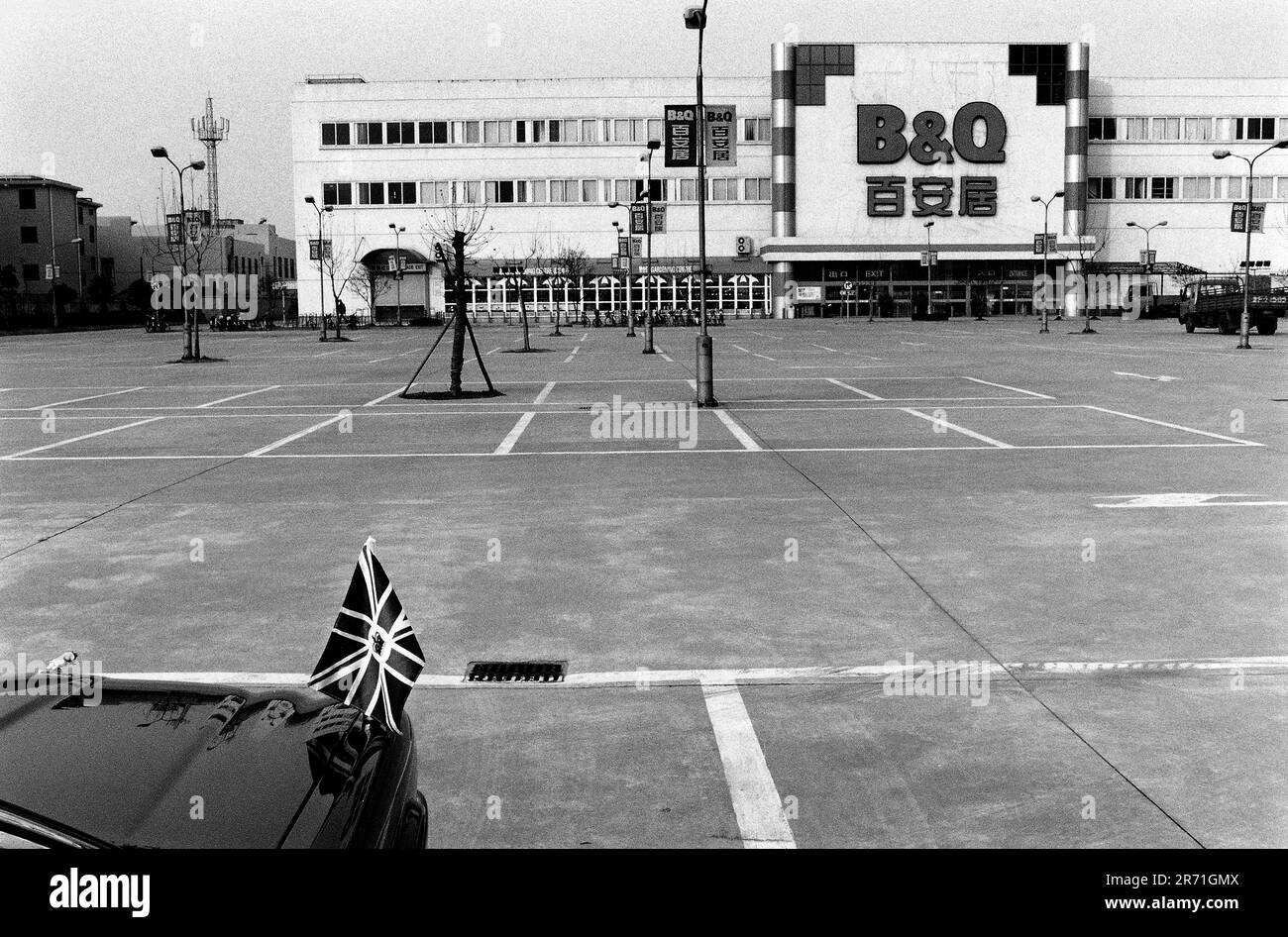Shanghai Chine 2000. Le consul général britannique, Paul Sizeland, et son équipe se rendent à la succursale principale de B&Q à Shanghai. L'aspect vide du parking est trompeur. B&Q, la première coentreprise de matériaux de construction en Chine, possède déjà deux centres d'amélioration domiciliaire à Shanghai et prévoit d'en ouvrir cinq autres d'ici 2005. Banque D'Images