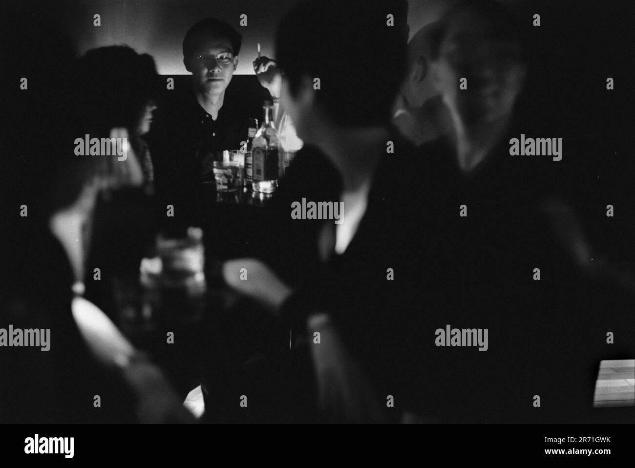 Shanghai Chine 2000. Un groupe de riches Chinois discutent à l'ouverture du nouveau bar-restaurant, California Club au Park 97 à Fuxing Park. 2000s HOMER SYKES Banque D'Images