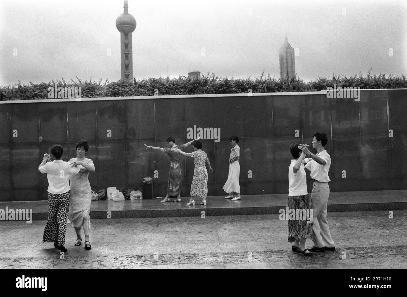 Shanghai Chine 2000. Un cours de danse en début de matinée dans la salle de bal sur le Bund, sur fond de tour de télévision Oriental Pearl et de bâtiment Jin Mao. La danse de salle de bal est devenue populaire en 1980s, soit comme une forme d'exercice ou comme un sport de compétition, et non comme l'activité sociale qu'elle était à l'origine. Shanghai. La République populaire de Chine. 2000s HOMER SYKES Banque D'Images