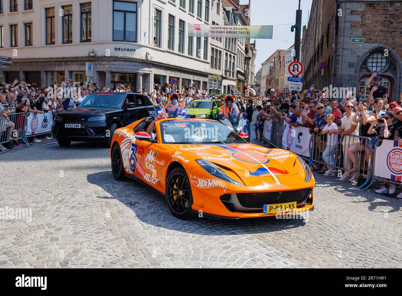 Brugge, Belgique. 12th juin 2023. Une voiture de course Ferrari photographiée lors du rallye automobile annuel de la célébrité internationale Gumball 3000 qui passe par Bruges, le lundi 12 juin 2023. Le rallye Gumball a lieu sur la voie publique. Le nom vient du film de 1976 The Gumball Rally. Il a été créé en 1999 par Maximillion Cooper, avec sa vision de combiner voitures, musique, mode et divertissement. BELGA PHOTO KURT DESPLENTER crédit: Belga News Agency/Alay Live News Banque D'Images