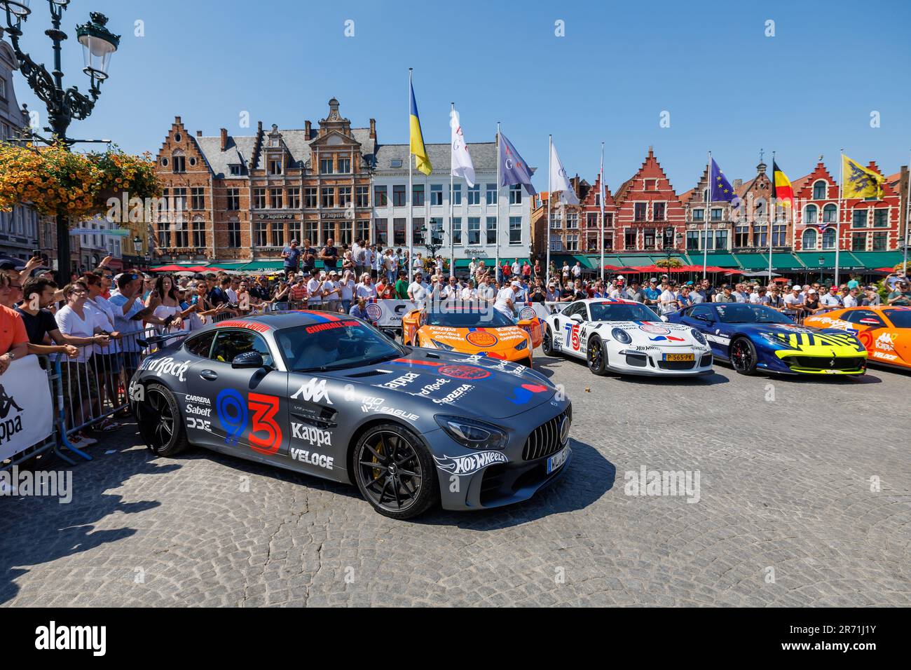 Brugge, Belgique. 12th juin 2023. Voitures de course photographiées lors du rallye automobile annuel de la célébrité internationale Gumball 3000 qui passe par Bruges, le lundi 12 juin 2023. Le rallye Gumball a lieu sur la voie publique. Le nom vient du film de 1976 The Gumball Rally. Il a été créé en 1999 par Maximillion Cooper, avec sa vision de combiner voitures, musique, mode et divertissement. BELGA PHOTO KURT DESPLENTER crédit: Belga News Agency/Alay Live News Banque D'Images