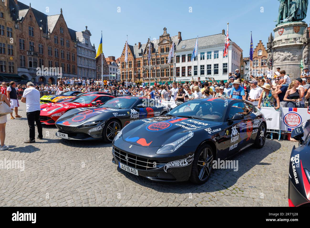 Brugge, Belgique. 12th juin 2023. Voitures de course photographiées lors du rallye automobile annuel de la célébrité internationale Gumball 3000 qui passe par Bruges, le lundi 12 juin 2023. Le rallye Gumball a lieu sur la voie publique. Le nom vient du film de 1976 The Gumball Rally. Il a été créé en 1999 par Maximillion Cooper, avec sa vision de combiner voitures, musique, mode et divertissement. BELGA PHOTO KURT DESPLENTER crédit: Belga News Agency/Alay Live News Banque D'Images