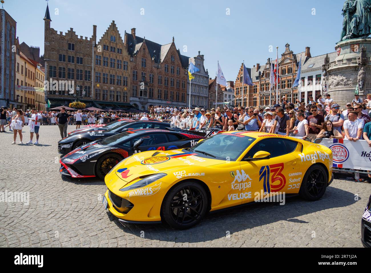 Brugge, Belgique. 12th juin 2023. Voitures de course photographiées lors du rallye automobile annuel de la célébrité internationale Gumball 3000 qui passe par Bruges, le lundi 12 juin 2023. Le rallye Gumball a lieu sur la voie publique. Le nom vient du film de 1976 The Gumball Rally. Il a été créé en 1999 par Maximillion Cooper, avec sa vision de combiner voitures, musique, mode et divertissement. BELGA PHOTO KURT DESPLENTER crédit: Belga News Agency/Alay Live News Banque D'Images