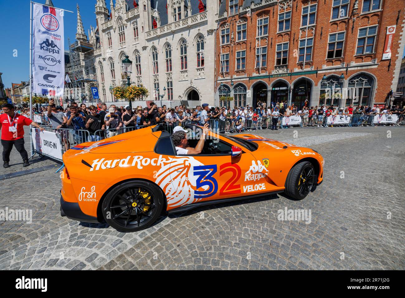 Brugge, Belgique. 12th juin 2023. Une voiture de course Ferrari photographiée lors du rallye automobile annuel de la célébrité internationale Gumball 3000 qui passe par Bruges, le lundi 12 juin 2023. Le rallye Gumball a lieu sur la voie publique. Le nom vient du film de 1976 The Gumball Rally. Il a été créé en 1999 par Maximillion Cooper, avec sa vision de combiner voitures, musique, mode et divertissement. BELGA PHOTO KURT DESPLENTER crédit: Belga News Agency/Alay Live News Banque D'Images