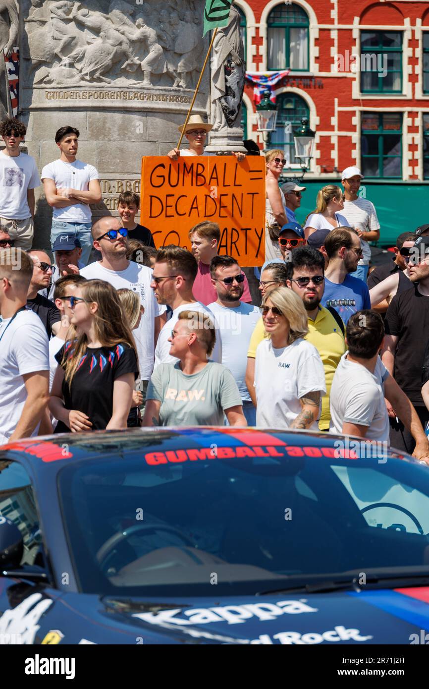 Brugge, Belgique. 12th juin 2023. Wouter Mouton, activiste du climat, photographié lors du rallye automobile annuel de la célébrité internationale Gumball 3000 qui passe par Bruges, le lundi 12 juin 2023. Le rallye Gumball a lieu sur la voie publique. Le nom vient du film de 1976 The Gumball Rally. Il a été créé en 1999 par Maximillion Cooper, avec sa vision de combiner voitures, musique, mode et divertissement. BELGA PHOTO KURT DESPLENTER crédit: Belga News Agency/Alay Live News Banque D'Images