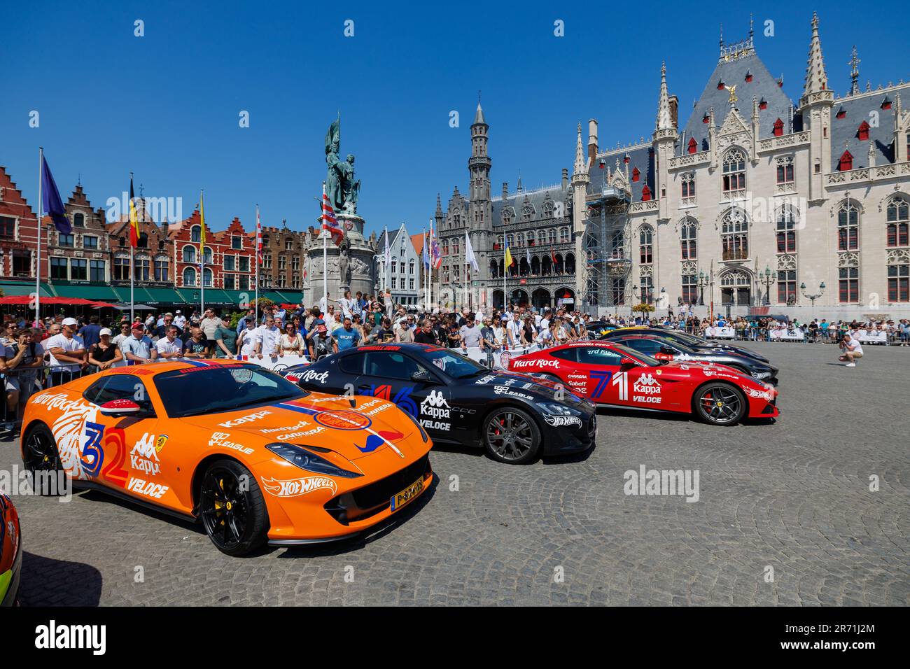 Brugge, Belgique. 12th juin 2023. Voitures de course photographiées lors du rallye automobile annuel de la célébrité internationale Gumball 3000 qui passe par Bruges, le lundi 12 juin 2023. Le rallye Gumball a lieu sur la voie publique. Le nom vient du film de 1976 The Gumball Rally. Il a été créé en 1999 par Maximillion Cooper, avec sa vision de combiner voitures, musique, mode et divertissement. BELGA PHOTO KURT DESPLENTER crédit: Belga News Agency/Alay Live News Banque D'Images