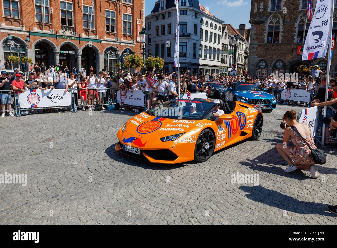 Brugge, Belgique. 12th juin 2023. Une voiture de course Lamborghini photographiée lors du rallye automobile international de la célébrité Gumball 3000 qui passe à Bruges, le lundi 12 juin 2023. Le rallye Gumball a lieu sur la voie publique. Le nom vient du film de 1976 The Gumball Rally. Il a été créé en 1999 par Maximillion Cooper, avec sa vision de combiner voitures, musique, mode et divertissement. BELGA PHOTO KURT DESPLENTER crédit: Belga News Agency/Alay Live News Banque D'Images