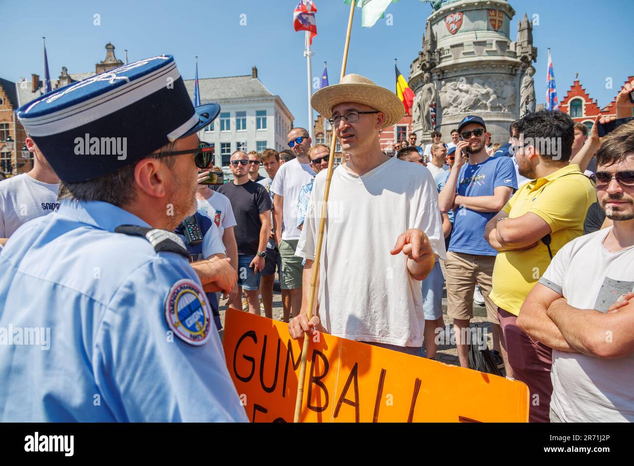 Brugge, Belgique. 12th juin 2023. Wouter Mouton, activiste du climat, photographié lors du rallye automobile annuel de la célébrité internationale Gumball 3000 qui passe par Bruges, le lundi 12 juin 2023. Le rallye Gumball a lieu sur la voie publique. Le nom vient du film de 1976 The Gumball Rally. Il a été créé en 1999 par Maximillion Cooper, avec sa vision de combiner voitures, musique, mode et divertissement. BELGA PHOTO KURT DESPLENTER crédit: Belga News Agency/Alay Live News Banque D'Images