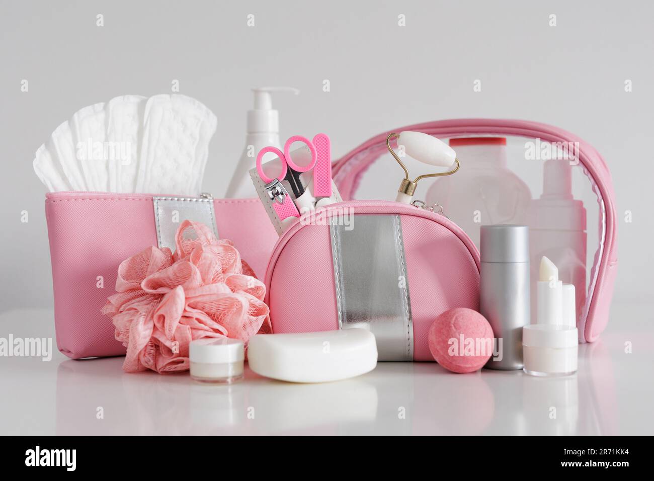 Ensemble de différents produits d'hygiène personnelle pour femmes sur fond blanc Banque D'Images