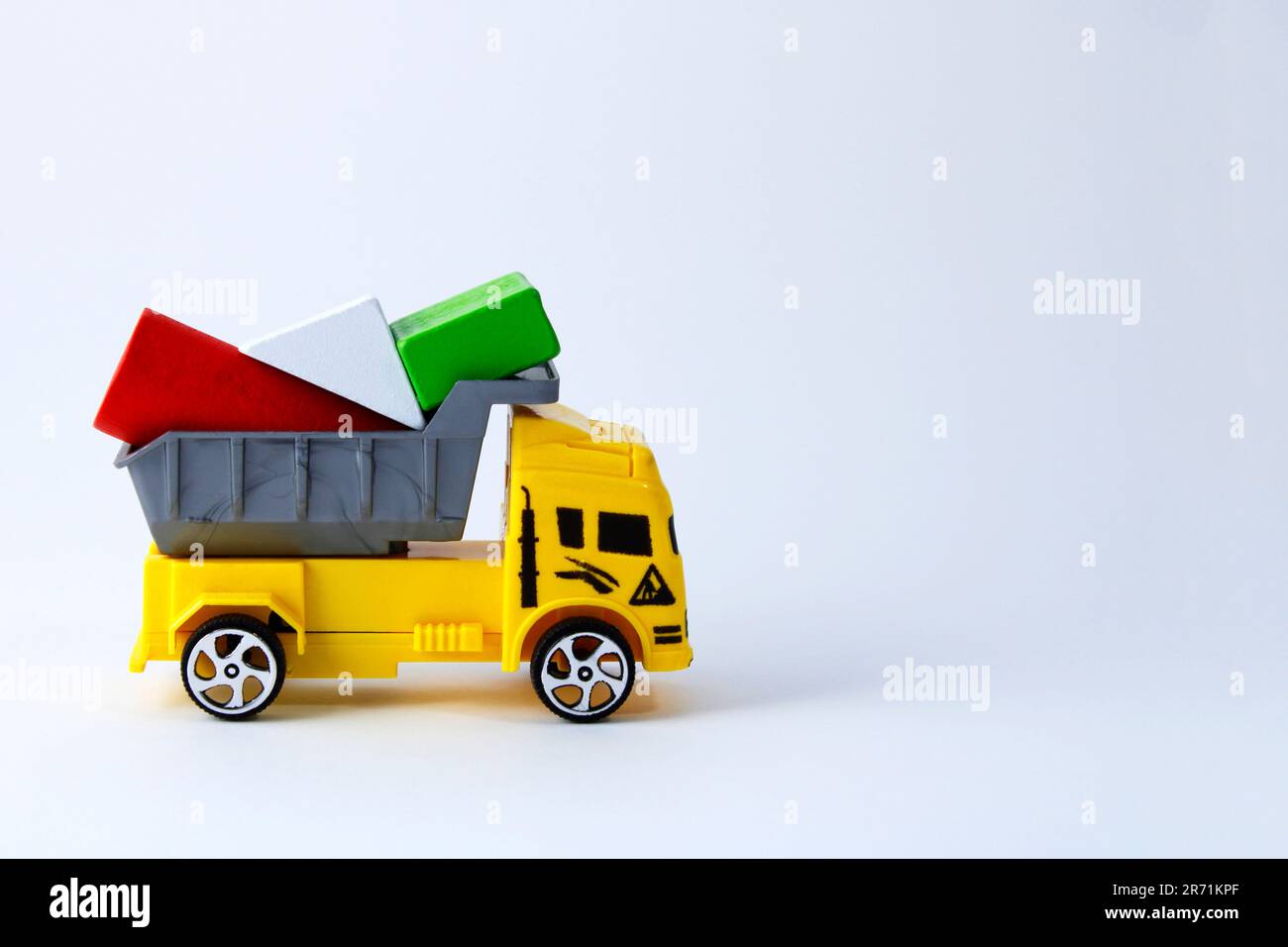 Camion-jouet transportant des figurines géométriques Banque D'Images