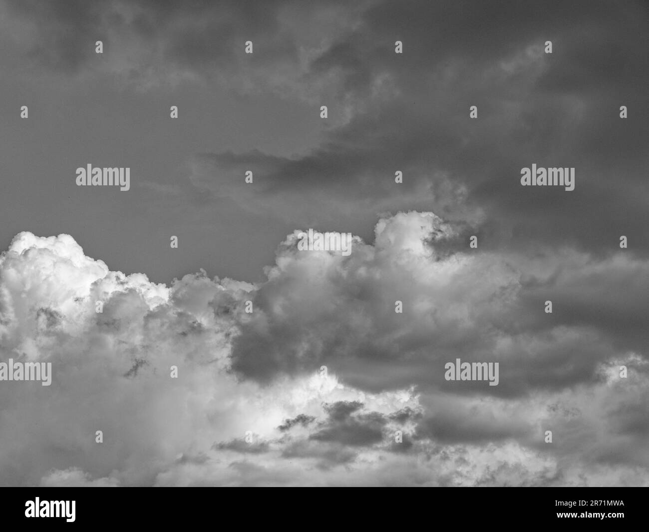 Paysage noir et blanc de Skys spectaculaires, lumière du soleil du soir, Caversham, Reading, Berkshire, Angleterre, Royaume-Uni, GB. Banque D'Images
