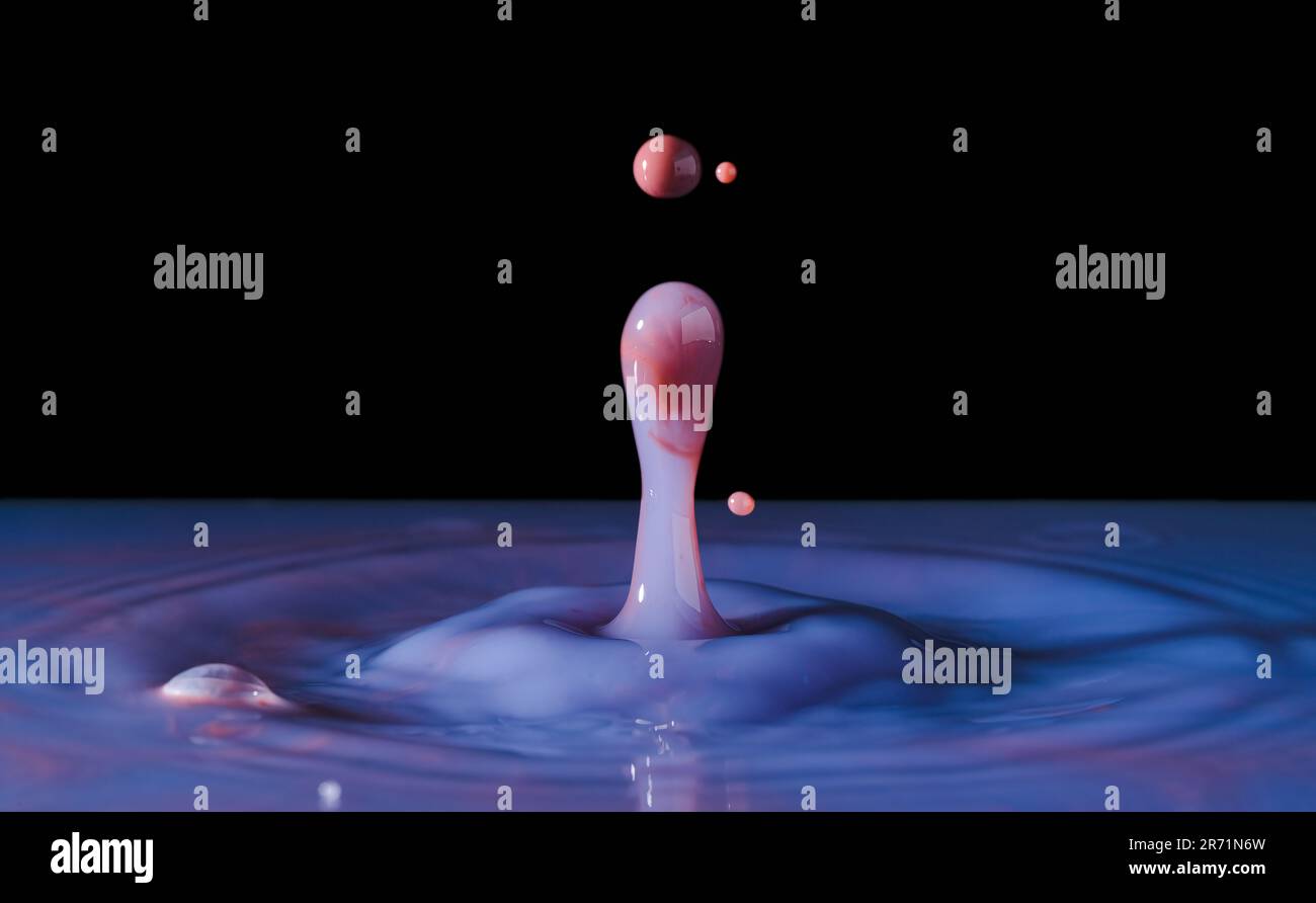 Gros plan de la photographie macro de gouttes d'eau rouge violet et rose congelées dans la photographie à grande vitesse Banque D'Images