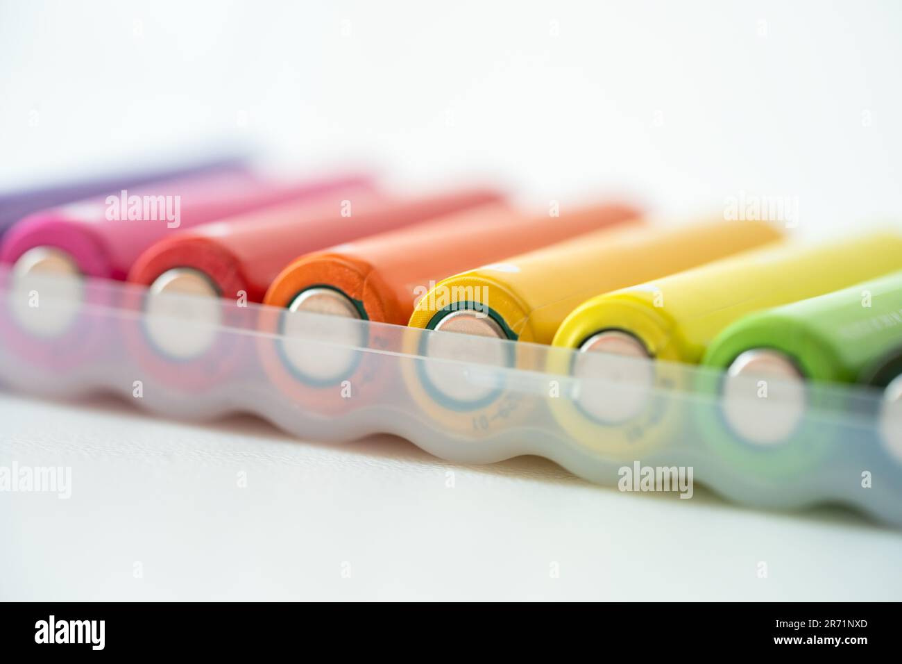 Nouvelle pile AAA colorée dans une boîte en plastique, accumulateur rechargeable, gros plan des piles alcalines Banque D'Images