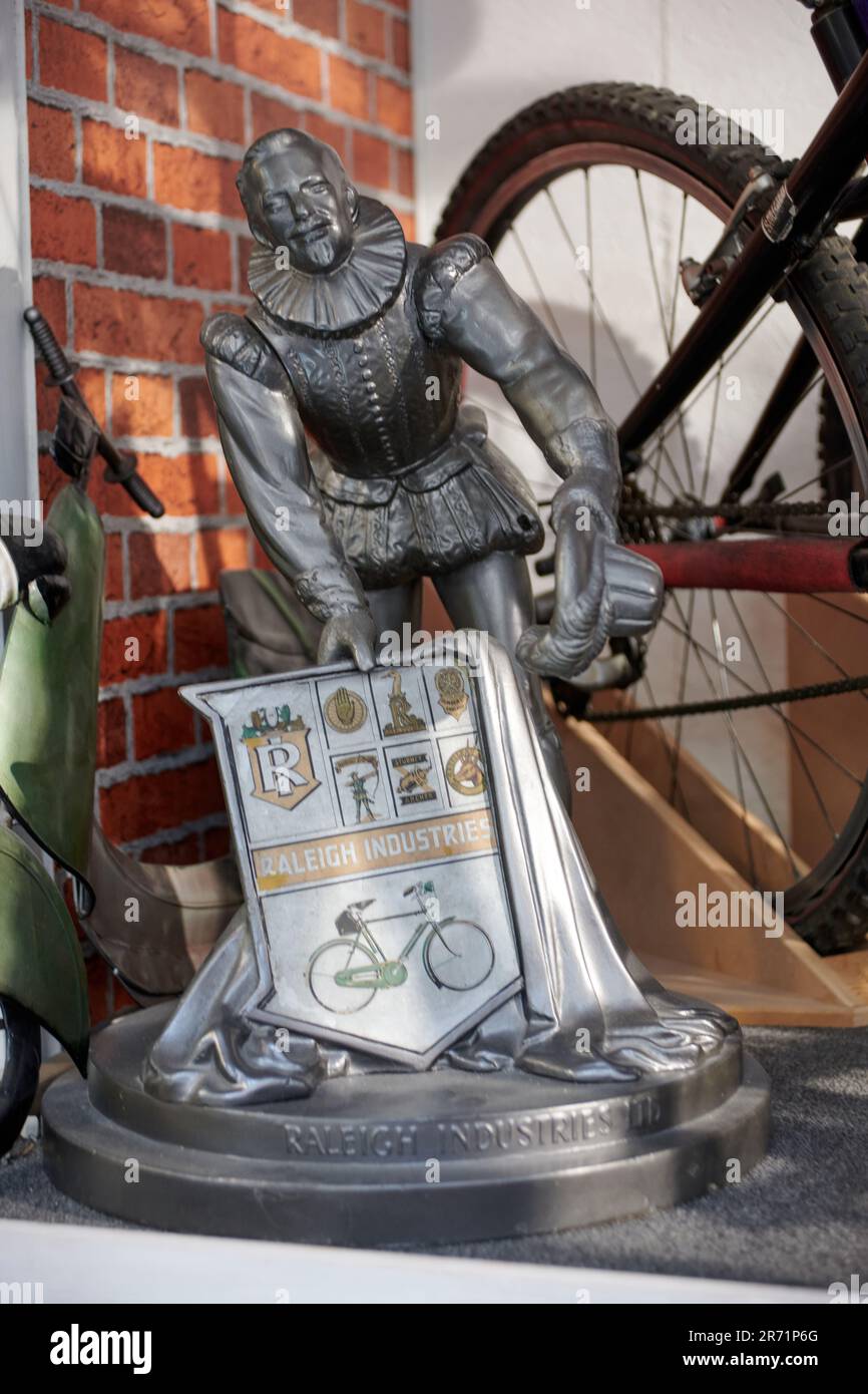 Statue en métal de Sir Walter Raleigh faisant la publicité des produits de Raleigh Industries Banque D'Images