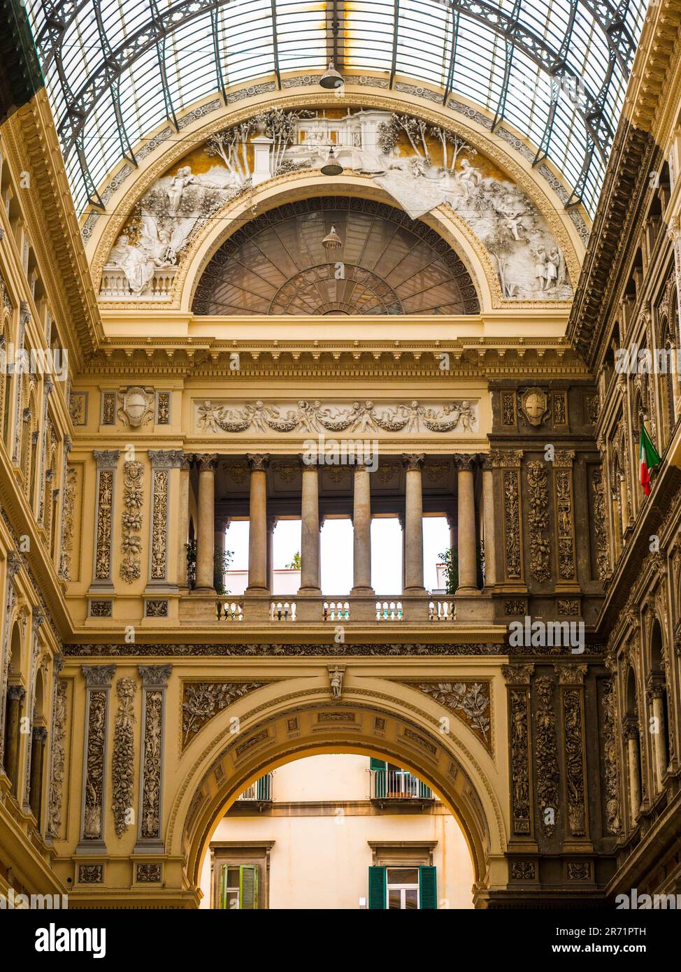 Galerie marchande Galleria Umberto I construite entre 1887 et 1890 et nommée d'après Umberto I, roi d'Italie au moment de la construction - Naples, Italie Banque D'Images