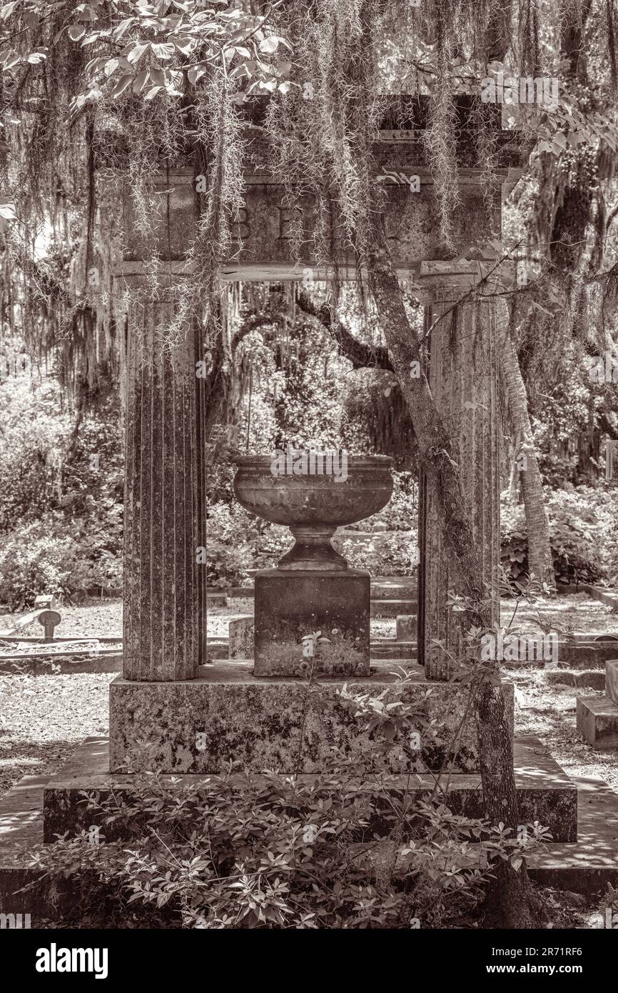 Mémorial historique du cimetière Bonaventure au milieu de chênes vivants du sud et de mousses espagnoles à Savannah, en Géorgie. (ÉTATS-UNIS) Banque D'Images