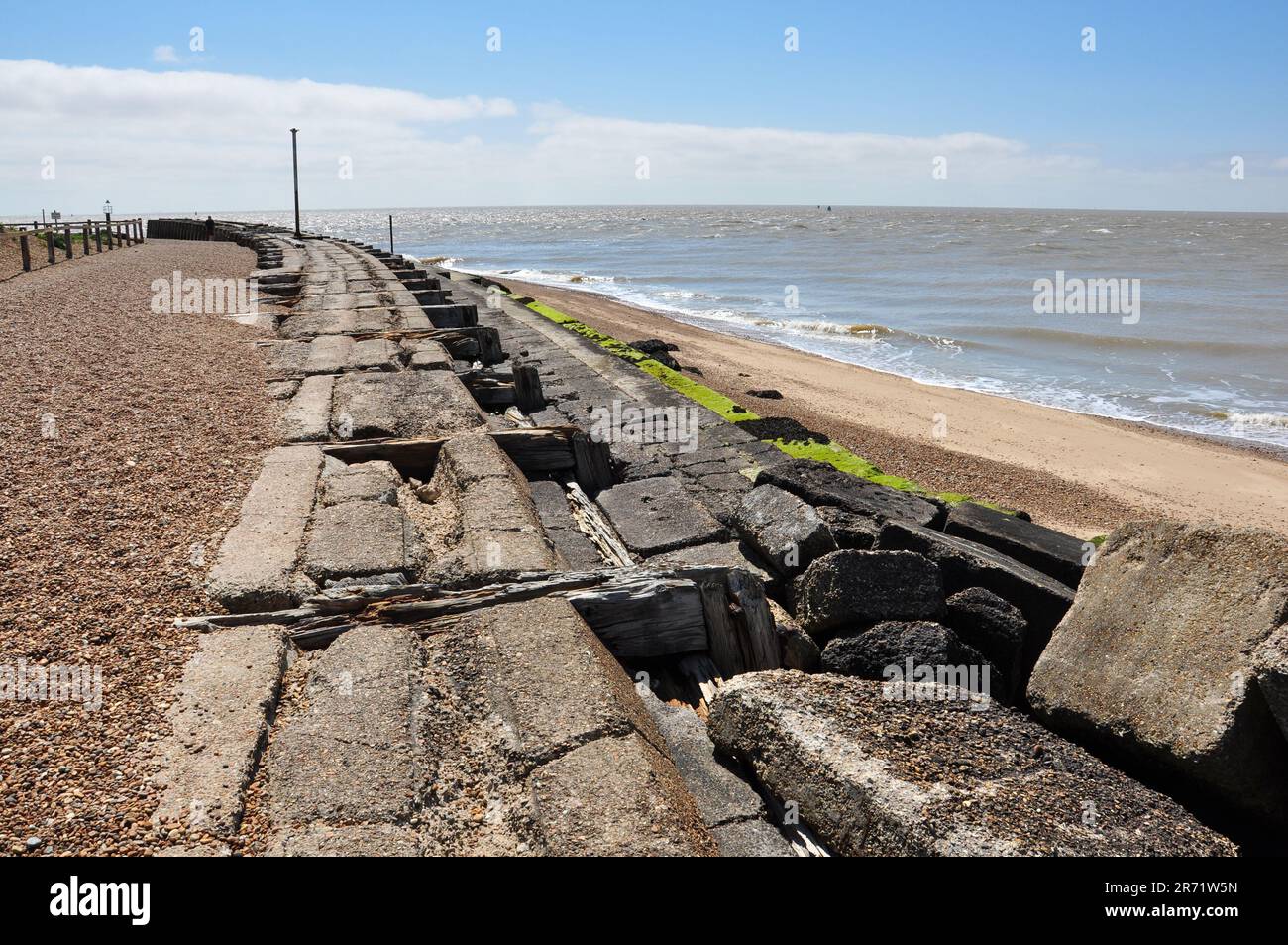 Ruines de vestiges en béton de l'ancienne jetée ferroviaire à Landguard point, Felixstowe, Suffolk, Angleterre, Royaume-Uni Banque D'Images