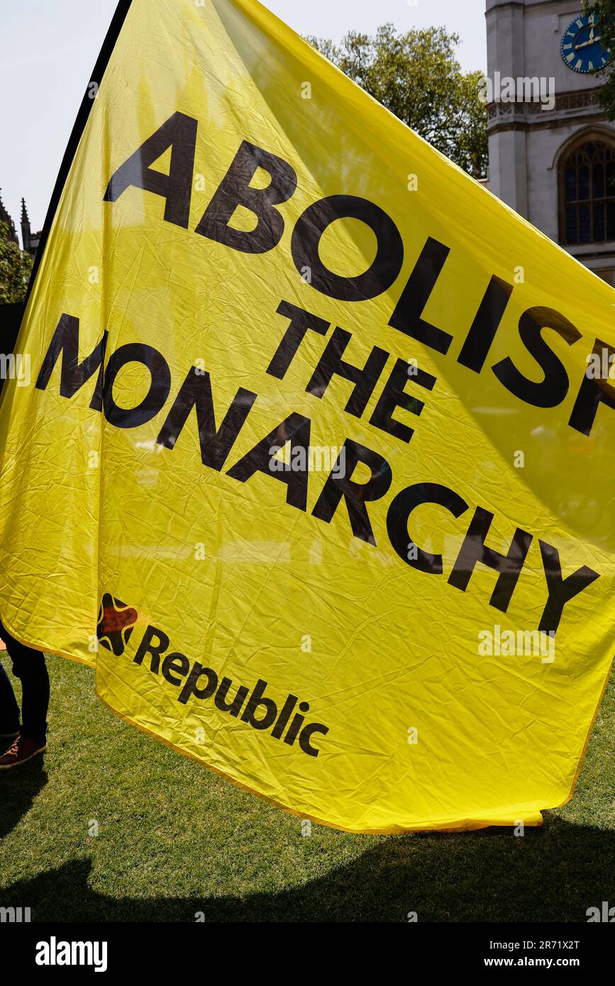 Angleterre, Londres, Westminster, Parliament Square, drapeau jaune des manifestants anti-Royal. Banque D'Images