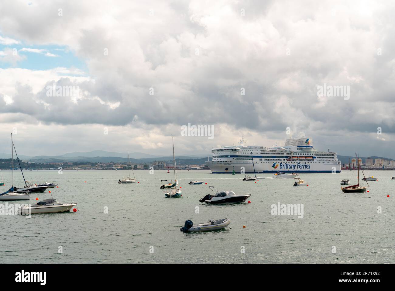 Belle baie de Santander dans une journée nuageuse. Bateaux amarrés au milieu de la zone de la baie. Vue du bateau BRITTANY FERRIES amarré dans le terminal de Santander Banque D'Images