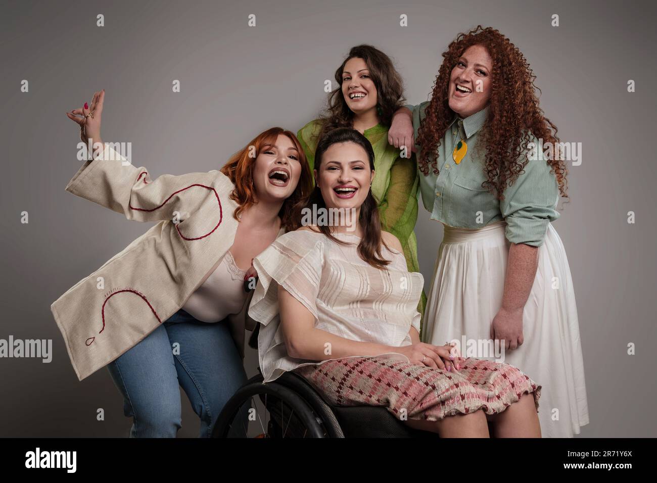 Portrait habilitant de quatre femmes célébrant leur beauté unique, y compris un modèle de plus-taille, un utilisateur de fauteuil roulant, une femme avec Diastema, et une autre Banque D'Images