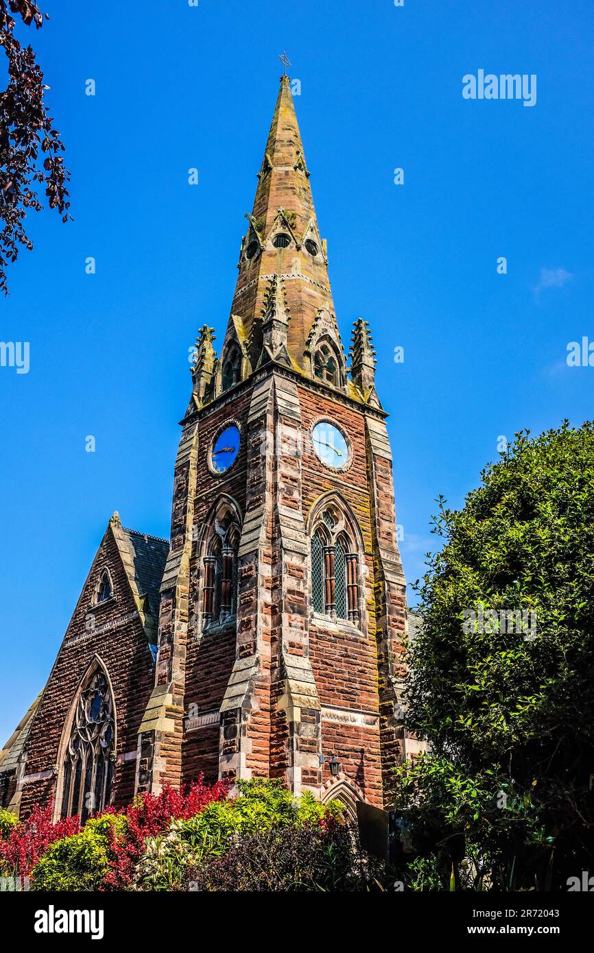 L'église paroissiale All Saints se trouve dans le centre du village de Thornton Hough. Banque D'Images
