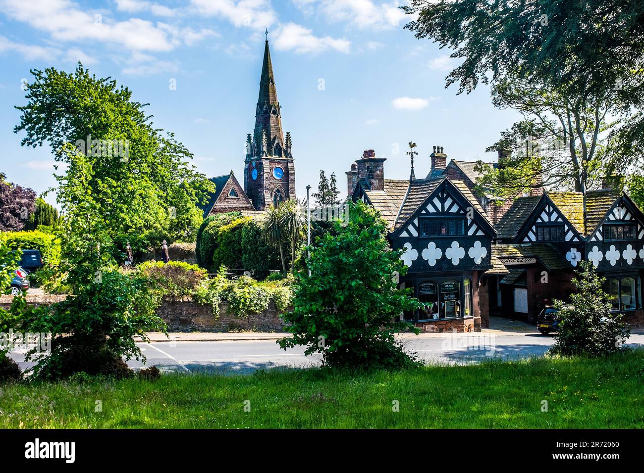 Église All Saints dans le village de Thornton Hough. Banque D'Images
