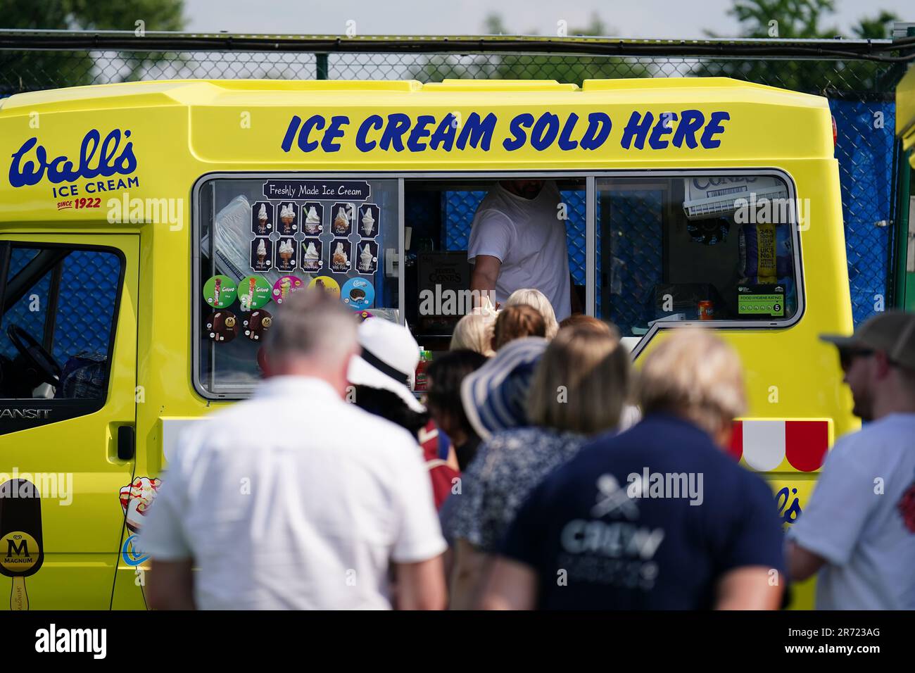 Les gens font la queue pour des glaces pendant le premier jour de l'Open 2023 de Rothesay au centre de tennis de Nottingham. Date de la photo: Lundi 12 juin 2023. Banque D'Images