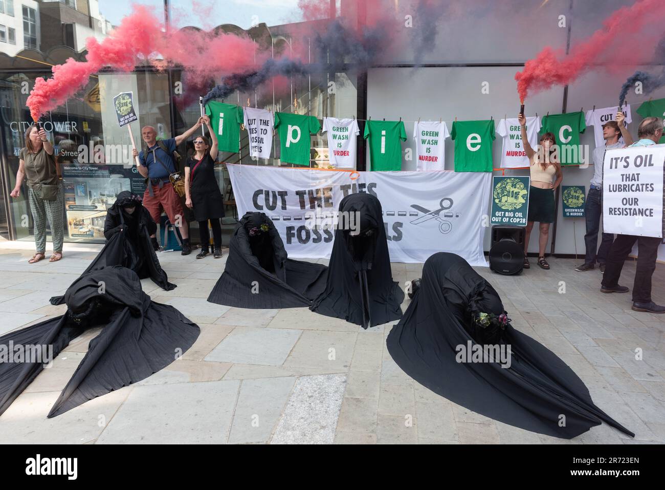 Londres, Royaume-Uni. 12 juin 2023. Une coalition comprenant Global Justice Now, extinction Rebellion et Debt Justice protestent contre la nomination du PDG de la Abu Dhabi National Oil Company (ADNOC), Sultan Al Jaber, au poste de président du sommet des Nations Unies sur le climat en COP28, en dehors des bureaux de l'association de l'industrie pétrolière et gazière IPIECA. Les critiques notent que bien que COP28 existe pour créer des politiques visant à limiter les hausses de température mondiale, ADNOC prévoit d'augmenter la production de combustibles fossiles. Crédit : Ron Fassbender/Alamy Live News Banque D'Images