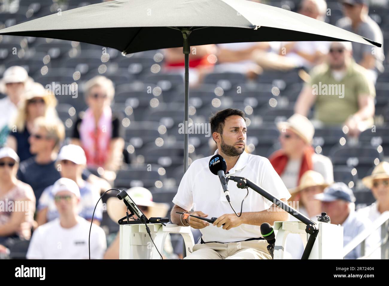 ROSMALEN - Un président-arbitre le premier jour du tournoi de tennis Libema Open à Rosmalen. AP SANDER KING Banque D'Images