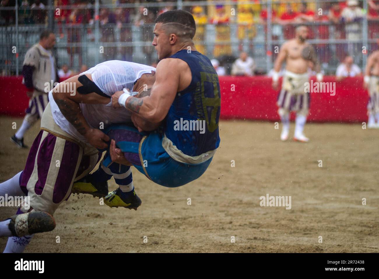 FLORENCE, ITALIE, JUIN 10th - jeu d'action dans le match semi-fin entre le Bianchi et Azzurri.le jeu de Calcio Storico Fiorentino est un défi entre les quatre quartiers de la ville. Les matches se jouent en costumes du 16th siècle et chaque année, un tournoi est organisé avec les quatre quartiers historiques de la ville: Les 'blancs' de Santo Spirito, les 'Blues' de Santa Croce, les 'Reds' de Santa Maria Novella et les 'Greens' de San Giovanni. Calcio Storico Fiorentino est un jeu dur et violent qui combine trois sports différents : le rugby, la boxe et la lutte gréco-romaine. Le tapis Banque D'Images