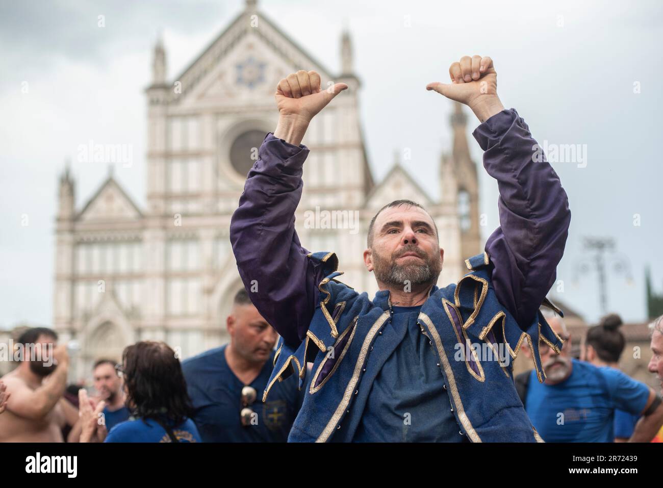 FLORENCE, ITALIE, 10th JUIN - le capitaine Azzurri accueille son auditoire. En arrière-plan, la Basilique de Santa Croce.le jeu de Calcio Storico Fiorentino est un défi entre les quatre quartiers de la ville. Les matches se jouent en costumes du 16th siècle et chaque année, un tournoi est organisé avec les quatre quartiers historiques de la ville: Les 'blancs' de Santo Spirito, les 'Blues' de Santa Croce, les 'Reds' de Santa Maria Novella et les 'Greens' de San Giovanni. Calcio Storico Fiorentino est un jeu dur et violent qui réunit trois sports différents : le rugby, la boxe et le Greco-ROM Banque D'Images