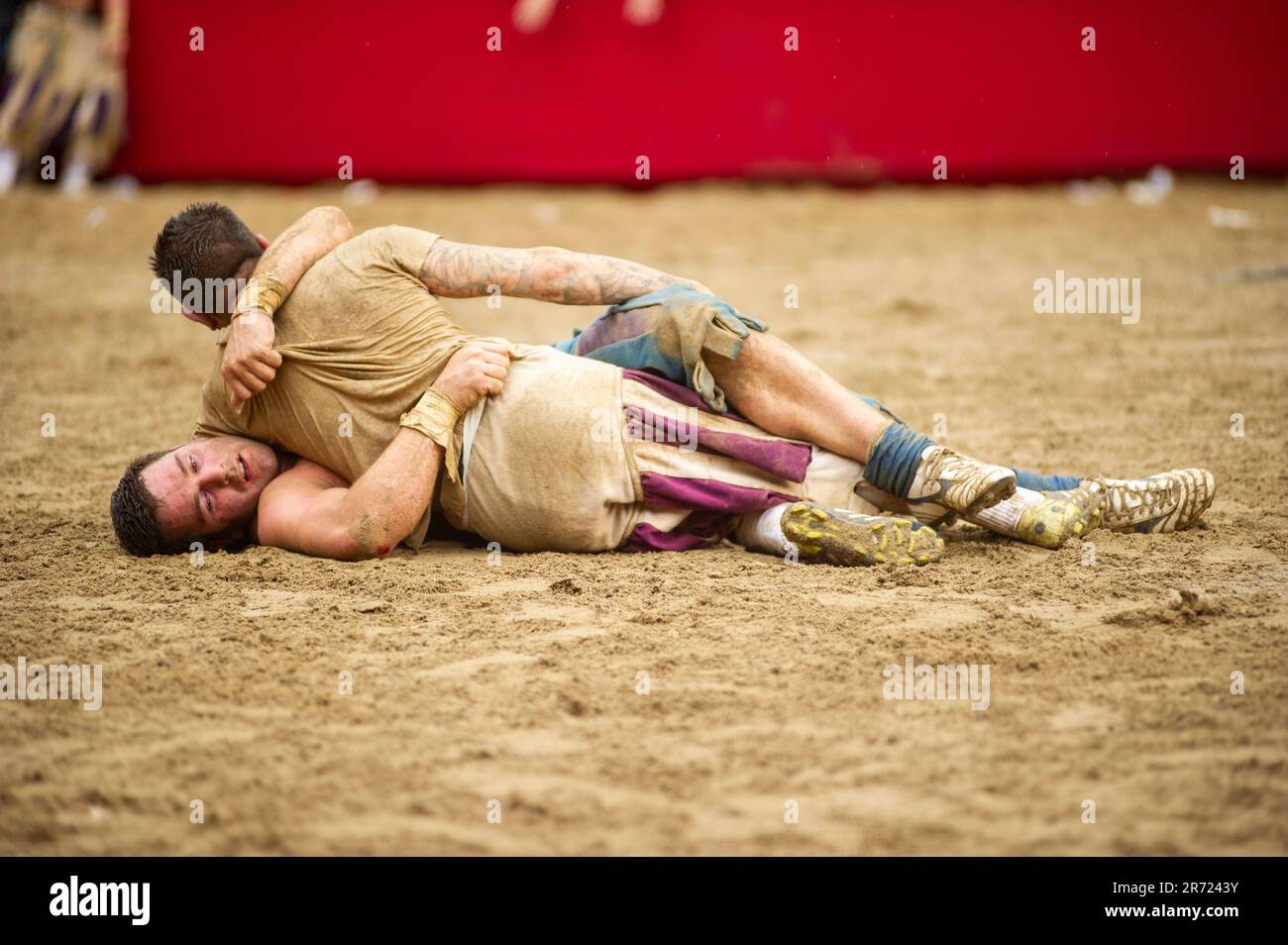 FLORENCE, ITALIE, JUIN 10th - jeu d'action dans le match semi-fin entre le Bianchi et Azzurri.le jeu de Calcio Storico Fiorentino est un défi entre les quatre quartiers de la ville. Les matches se jouent en costumes du 16th siècle et chaque année, un tournoi est organisé avec les quatre quartiers historiques de la ville: Les 'blancs' de Santo Spirito, les 'Blues' de Santa Croce, les 'Reds' de Santa Maria Novella et les 'Greens' de San Giovanni. Calcio Storico Fiorentino est un jeu dur et violent qui combine trois sports différents : le rugby, la boxe et la lutte gréco-romaine. Le tapis Banque D'Images