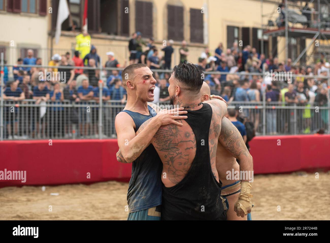 FLORENCE, ITALIE, JUIN 10th - l'Azzurri remporte le demi-final contre le Bianchi. Ils assisteront à la finale du tournoi sur 24 juin.le jeu de Calcio Storico Fiorentino est un défi entre les quatre quartiers de la ville. Les matches se jouent en costumes du 16th siècle et chaque année, un tournoi est organisé avec les quatre quartiers historiques de la ville: Les 'blancs' de Santo Spirito, les 'Blues' de Santa Croce, les 'Reds' de Santa Maria Novella et les 'Greens' de San Giovanni. Calcio Storico Fiorentino est un jeu dur et violent qui fusionne trois sports différents: rugby, b Banque D'Images