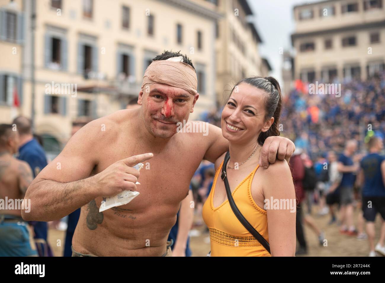 FLORENCE, ITALIE, JUIN 10th - un des joueurs d'Azzurri, une fois le jeu gagné, pose avec sa petite amie.le jeu de Calcio Storico Fiorentino est un défi entre les quatre quartiers de la ville. Les matches se jouent en costumes du 16th siècle et chaque année, un tournoi est organisé avec les quatre quartiers historiques de la ville: Les 'blancs' de Santo Spirito, les 'Blues' de Santa Croce, les 'Reds' de Santa Maria Novella et les 'Greens' de San Giovanni. Calcio Storico Fiorentino est un jeu dur et violent qui combine trois sports différents : le rugby, la boxe et la lutte gréco-romaine Banque D'Images