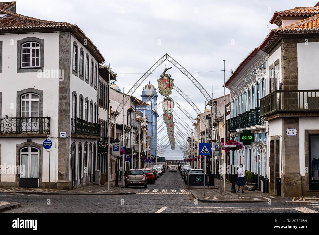 Angra do Heroismo, Portugal - 3 juillet 2022 : rue commerciale ornée d'arches pointues en acier et de manteaux suspendus d'armes dans la vieille ville d'Angra do Banque D'Images