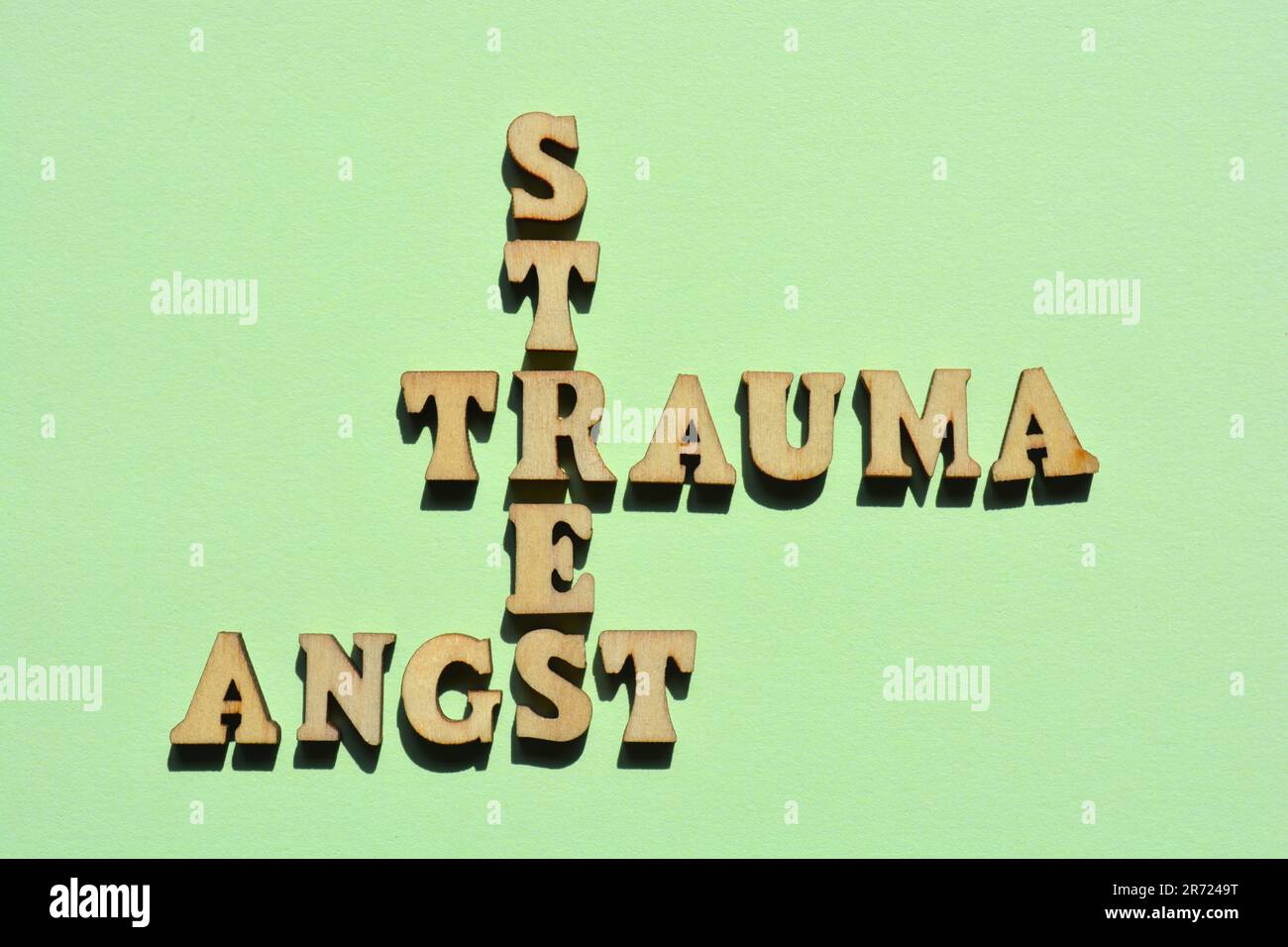 Stress, Trauma, Angst, mots en lettres de l'alphabet en bois en forme de mots croisés isolés sur l'arrière-plan Banque D'Images