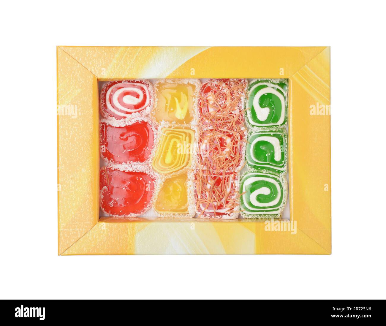 Rahat-lokum Sweet turk Delight traditionnel dessert dans la boîte de papier isolée sur blanc. Banque D'Images
