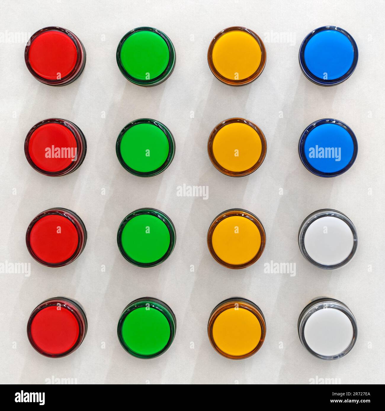 Groupe de boutons multicolores sur un panneau de commande blanc Banque D'Images