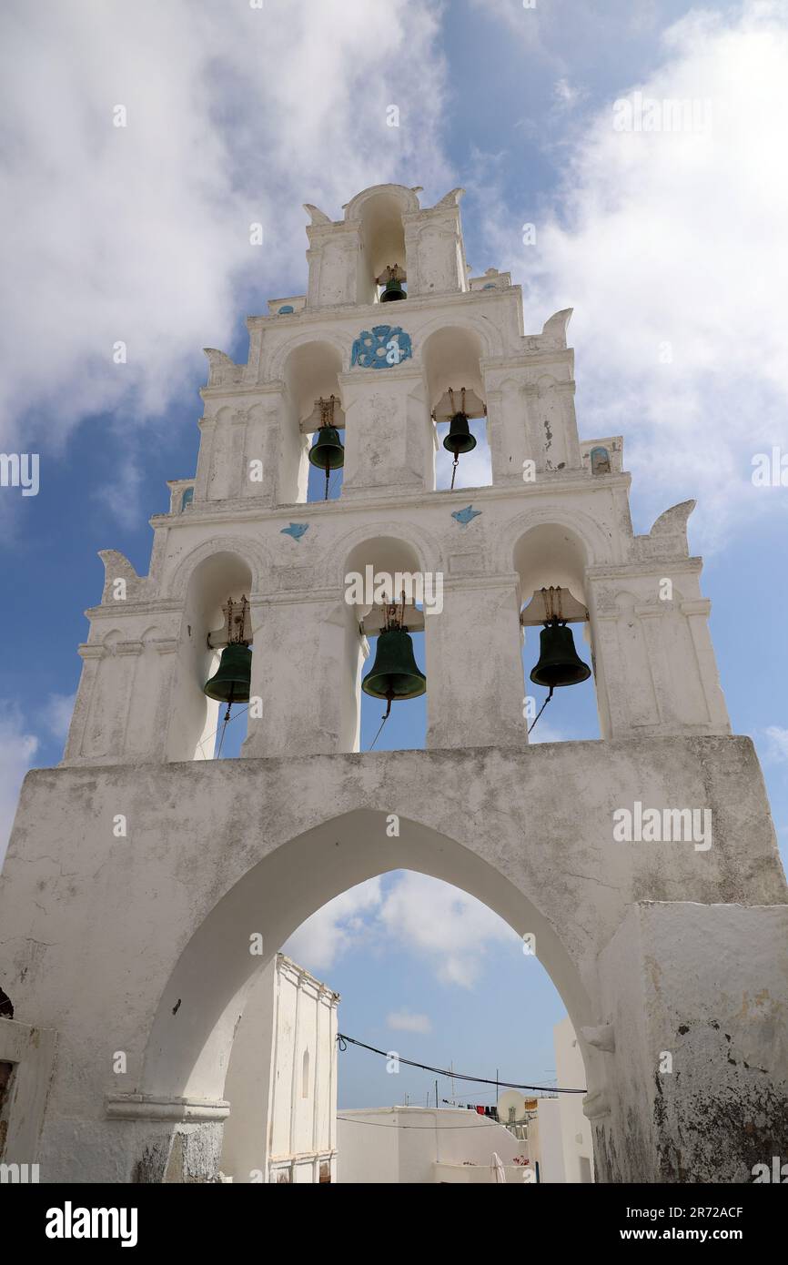 Clocher dans le petit village de Megalochori sur l'île des Cyclades de Santorini-Grèce Banque D'Images