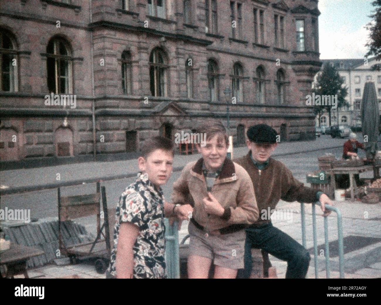 1950s- Danemark, trois garçons de journaux travaillant dans une rue de la ville Banque D'Images