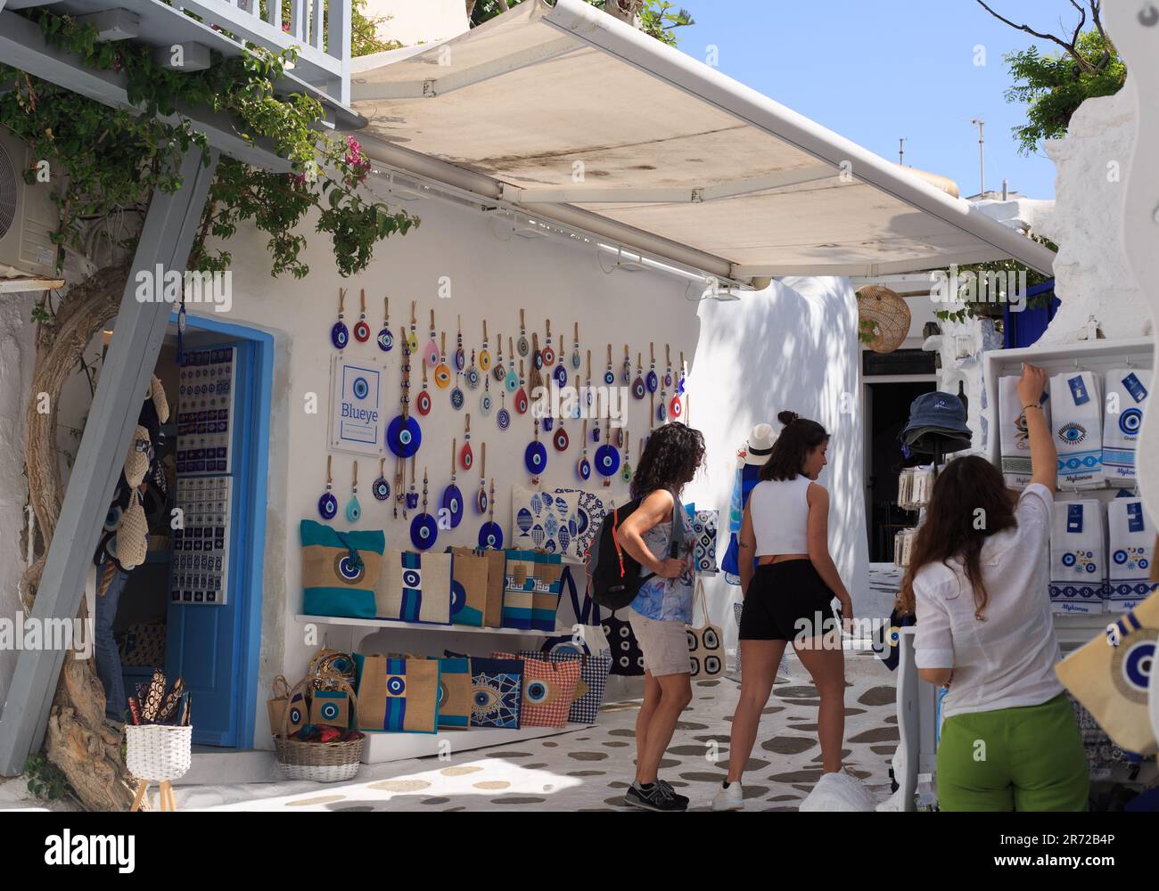 Mykonos, Grèce, mai 2023. Jolies ruelles et rues blanchies à la chaux vendant des sottheset des bibelots, la vieille ville est une destination touristique importante située nea Banque D'Images